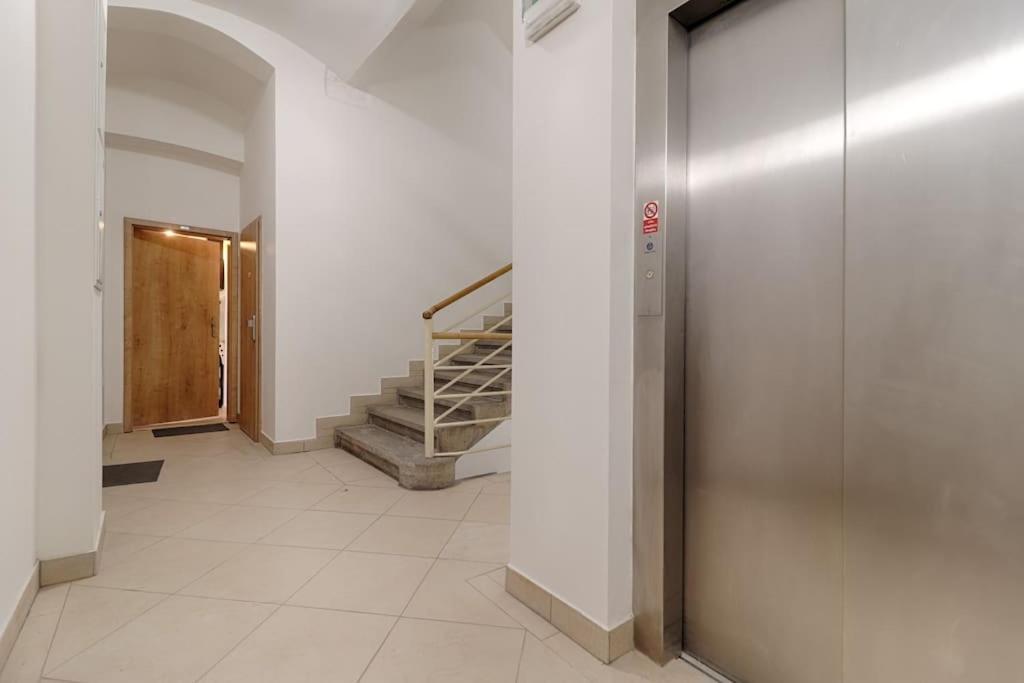 Mezzanine Beds, 10min To Centre With Offsite Parking * Praga
