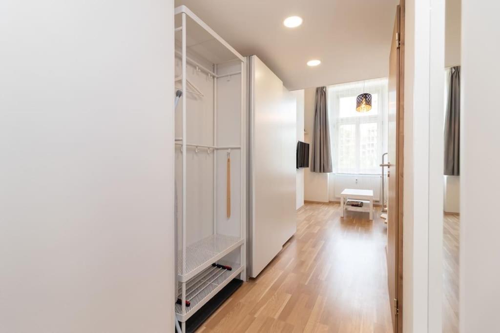 Mezzanine Beds, 10min To Centre With Offsite Parking Apartamento
